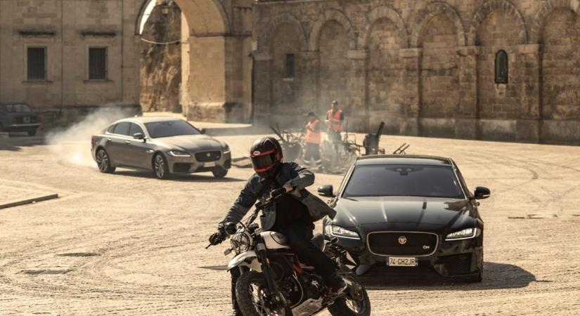 A Jaguar látványos kisfilmmel ünnepli az új James Bond-film bemutatóját