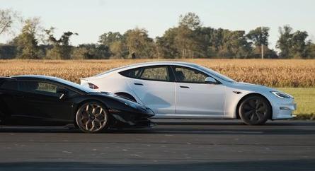 A Tesla Model S Plaid megalázta a Lamborghini Aventador SVJ-t - VIDEÓ