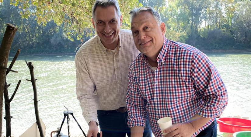 Jókedvűen sütögetett Orbán Viktor és Lázár János