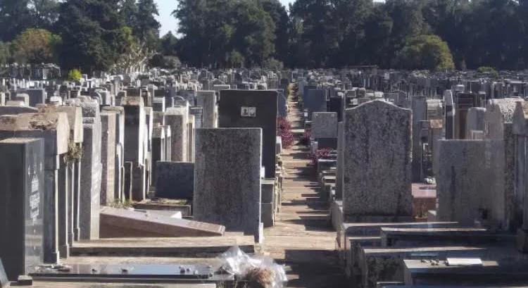 Keresztények és muszlimok fogtak össze, hogy eltüntessék a zsidó temetőből a graffitiket