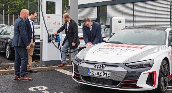 Az ABB élen jár az elektromos autók Eichrecht, azaz a német energiamérési törvény szerinti töltésében