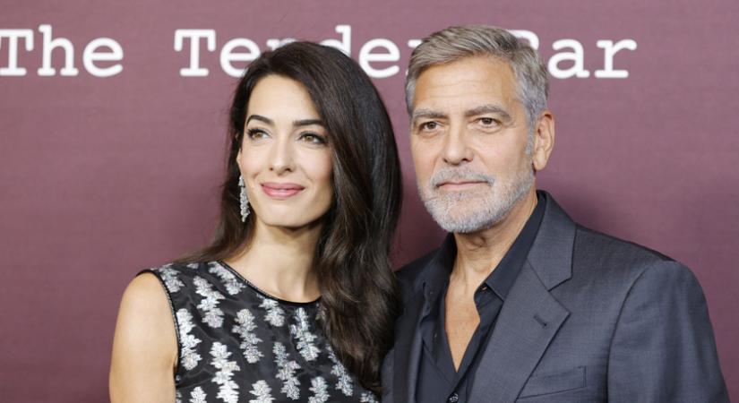 Amal Clooney fekete-ezüst estélyiben tündökölt: férje büszkén pózolt mellette