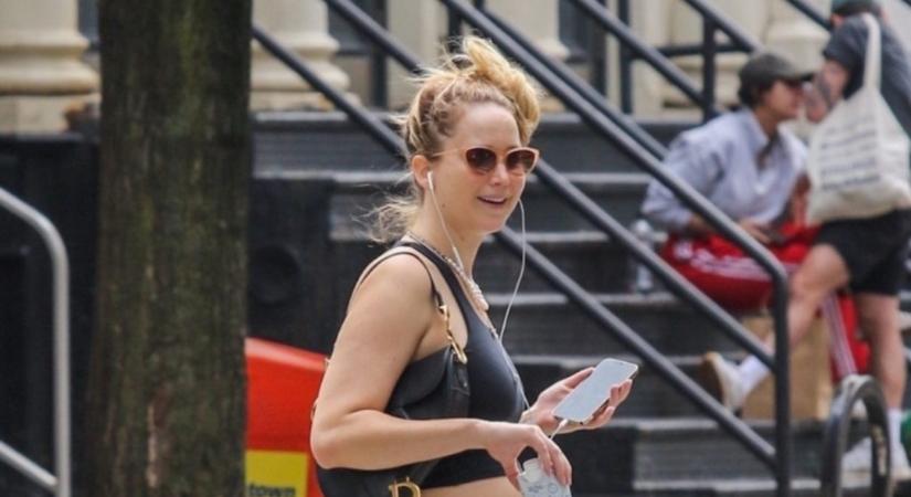 A várandós Jennifer Lawrence már nem takargatja a pocakját