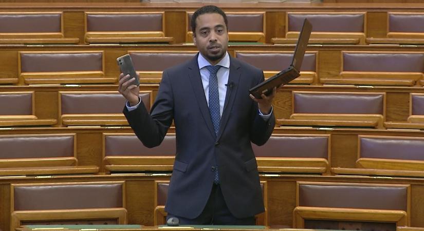 Kocsis-Cake Olivio a mobilját és a laptopját mutogatta a parlamentben