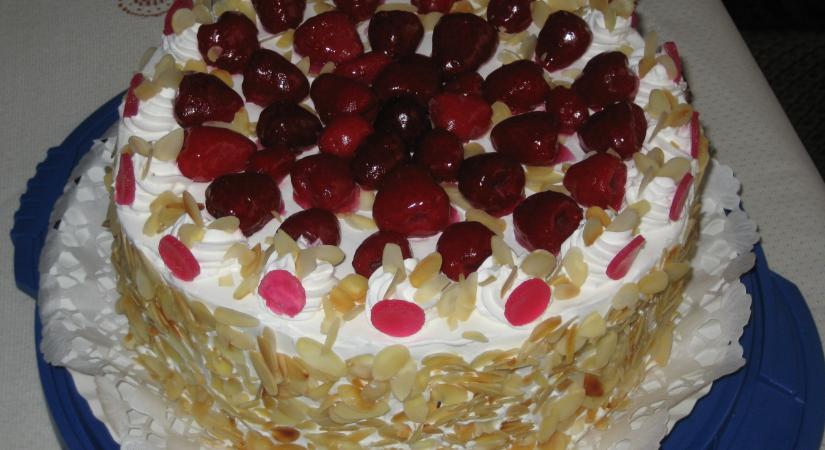 Tejszínes mascarponés gyümölcsös torta