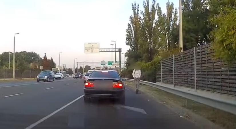 Forgalommal szemben bukkant fel egy rollerező férfi Győrben – videó