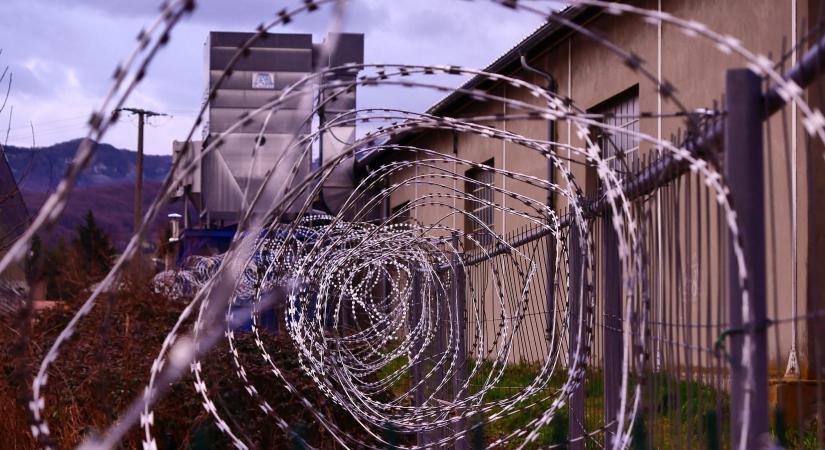 Túszdráma egy francia börtönben: két őrt tartott fogva egy rab