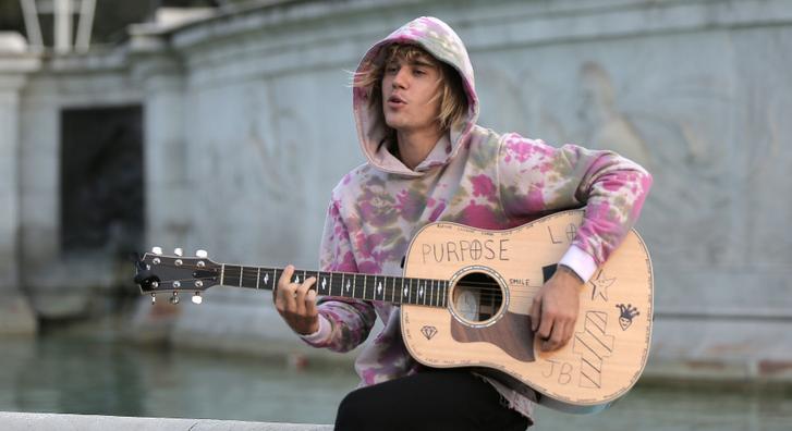 Justin Bieber beleszagol a kannabisz-iparba