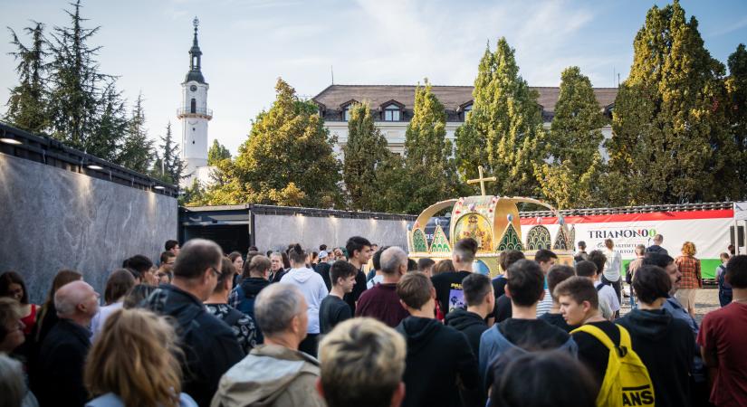 Utazó kiállítás emlékezik Veszprémben a nemzeti traumára