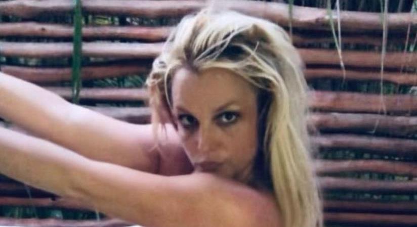 Britney Spears meztelenül, piros csizmában pózol: ismét nagyon szexi (18+)