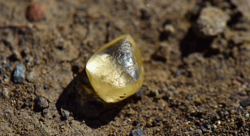Közel 10 millió forintot érő gyémántra bukkant egy turista a földön