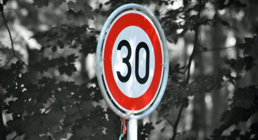Egész Európában 30 km/órás sebességkorlátozás jöhet lakott területen