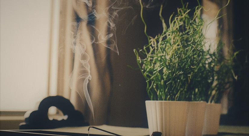 Őszi bekuckózás: Hogyan tehetjük otthonossá életterünket füstölőkkel?
