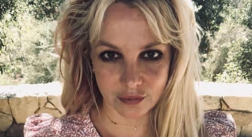 Britney Spears a harisnyáját húzogatva táncol a kamera előtt (videó)