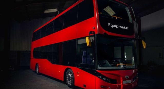 A híres londoni buszok is konnektorra váltanak