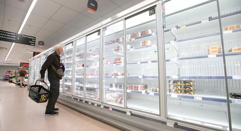 Tovább gyűrűzik a készlethiány, minden hatodik brit felnőttnek problémát okoz az alapvető élelmiszerek megvétele
