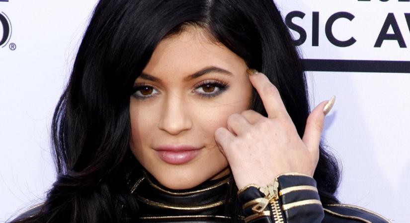 Kylie Jenner terhesen sem mond le a stílusról: merész, tűzpiros ruhában pózolt a kamerának - fotó