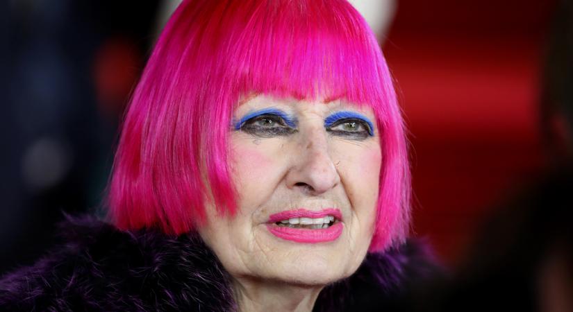 A 81 éves divattervező ragaszkodik pink frizurájához és erős sminkjéhez: nem másnak akar megfelelni, így érzi jól magát