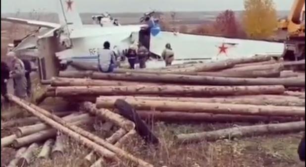 Lezuhant egy ejtőernyősöket szállító repülő Tatárföldön - videó