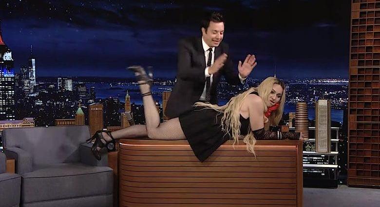 Madonna olyan villantott Jimmy Fallon műsorában, hogy a műsorvezetőnek kellett eltakarnia a fenekét