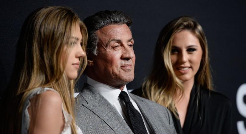 Sylvester Stallone szívesen segít SMS-ben szakítani lánya pasijaival