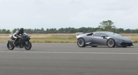 Így néz ki egy Lamborghini Huracan és egy Kawasaki H2R versenye