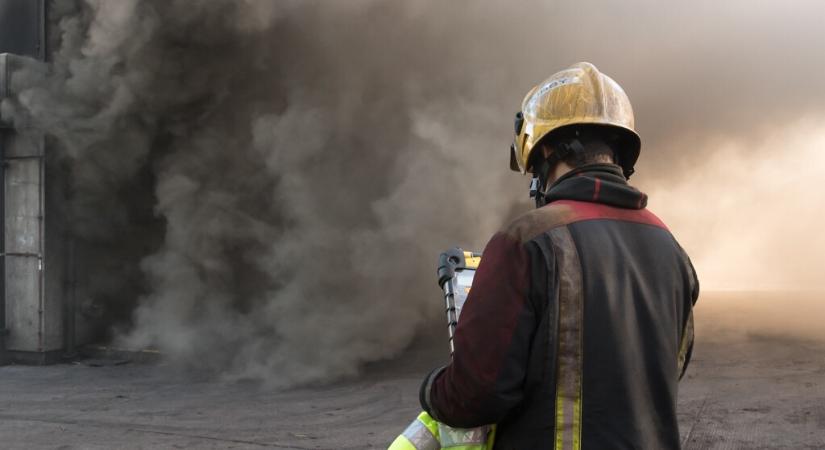 Akkora a baj, hogy már tűzoltók járőröznek a súlyos covid-betegek ágyánál Romániában