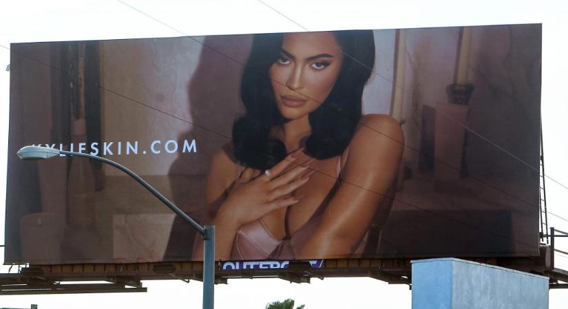 Kylie Jenner halloweeni sminkcuccainak promóképe olyan lett, akár egy Fűrész-film plakátja