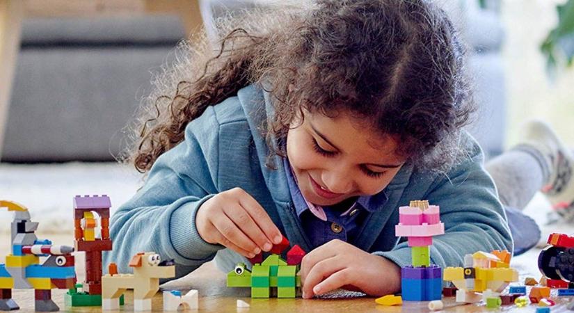 Kiveszi a LEGO a “lányos dolgokat” a játékaiból, hogy a fiúk is többet játszanak