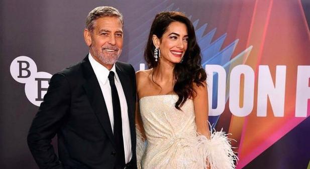 Szupercuki képek készültek George és Amal Clooney-ról a The Tender Bar londoni bemutatóján