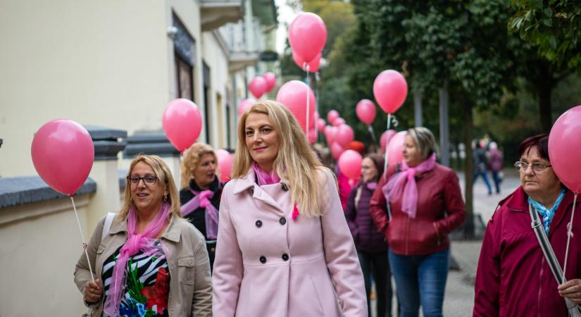 A mellrák ellen, a megelőzésért sétáltak Békésen