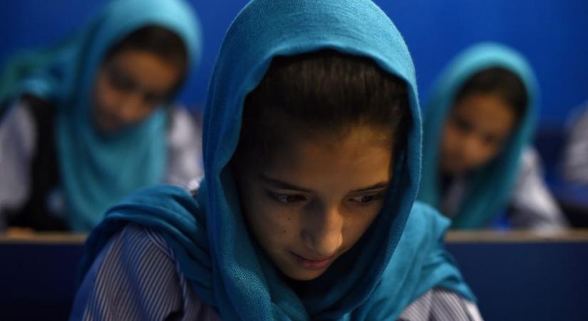 A téli fagyoktól félnek az iskoláskorú lányok Afganisztánban
