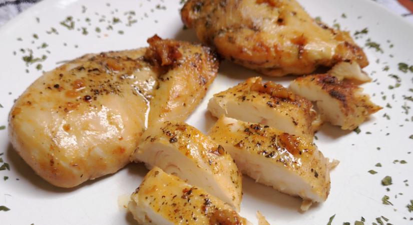 Omlós csirkemell fokhagymás vajban sütve – Egészen puha és szaftos lesz így a hús