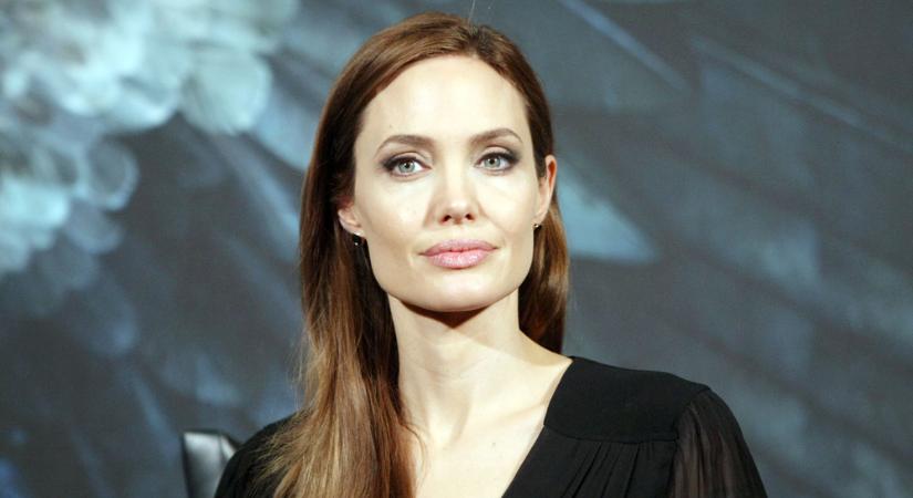 Angelina Jolie szőke lett és szuperhősnek állt