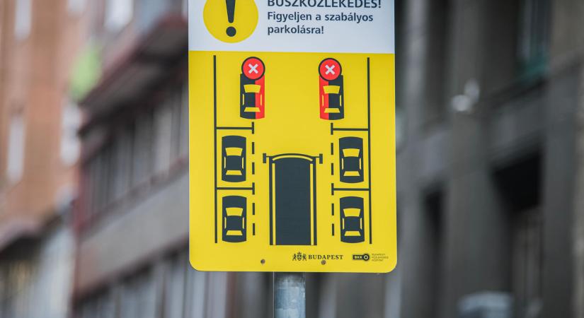 Új táblákkal próbálja rávenni a szabályos parkolásra az autósokat a BKK Budapest belvárosában
