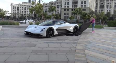 A fél világ az Aston Martin autóiról álmodozik, hála a legújabb Bond-filmnek