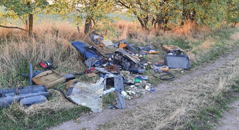Nagy mennyiségű hulladékot találtak Abonyban, feljelentést tettek