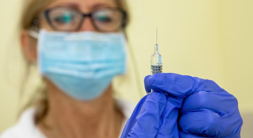 Harmadik dózis vakcinát ajánl a WHO a kínai oltóanyagokkal beoltott 60 évnél idősebbek számára