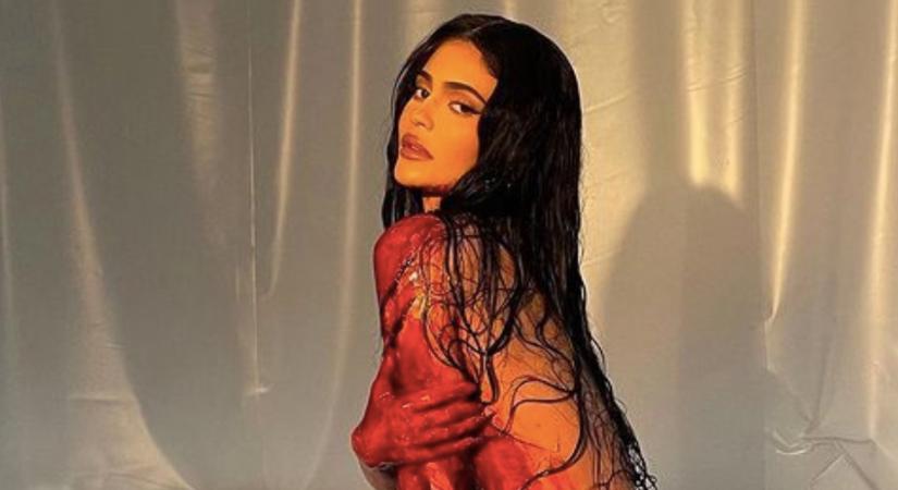 Kylie Jenner teljesen meztelen, véres testtel borzolja a kedélyeket
