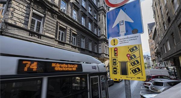 FOTÓK: Új táblák figyelmeztetnek a szabályos parkolásra Budapest belvárosában