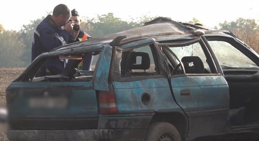 VIDEÓ: Kirepült az autóból és szörnyethalt egy utas, miután a sofőr kisodródott és a szántóföldre csapódott Tiszaburánál