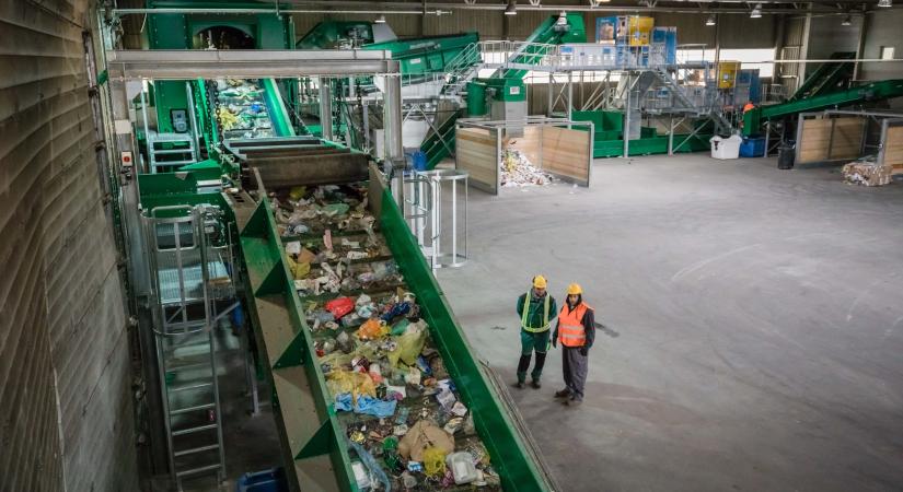 Kétmilliárdos fejlesztés a búslakpusztai hulladékválogató üzemben