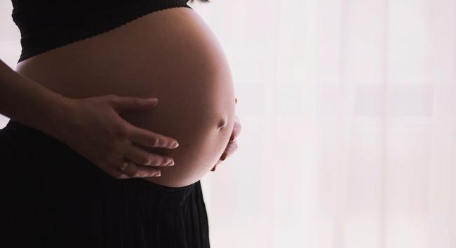 Otthonában erőszakolták meg a rendőrök a terhes nőt – 18+