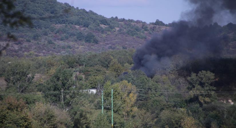 Kilométerekről is látszott a hatalmas füst Dorogon: két épület gyulladt ki