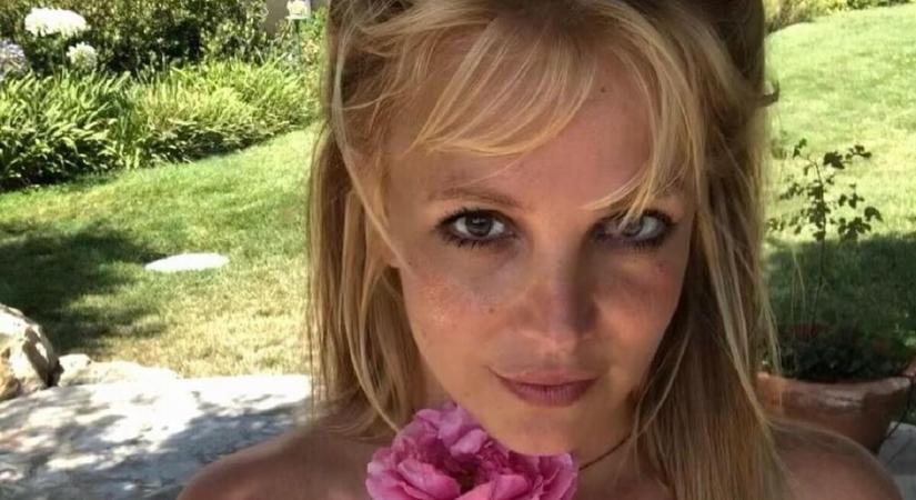 Britney Spears nem bír magával, újabb félmeztelen fotót posztolt