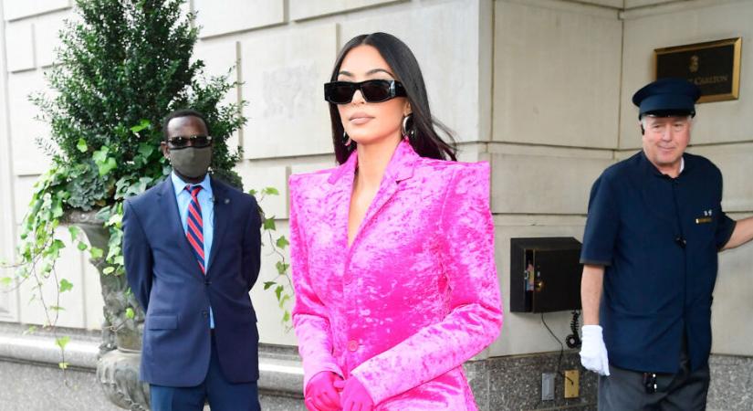 Kim Kardashian szőrme napszemüvegére nincsenek szavak