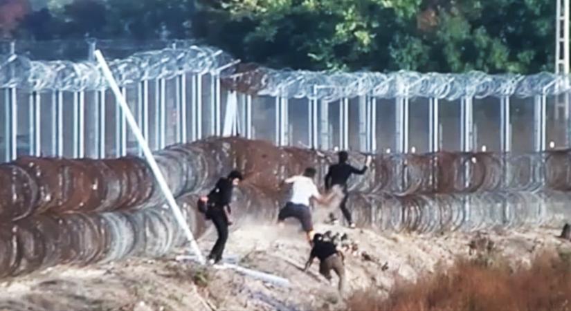 Döbbenetes felvételek: kövekkel, husángokkal ostromolják az illegális migránsok a magyar határt - videó