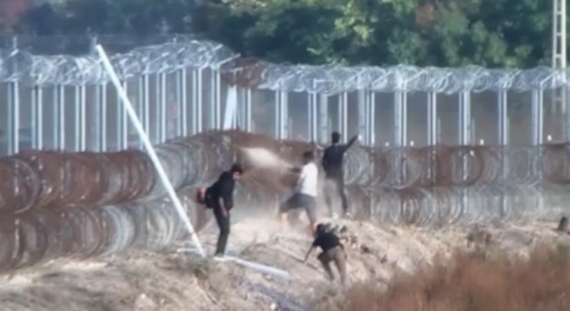 Kövekkel, husángokkal ostromolják a magyar határt a migránsok (videó)