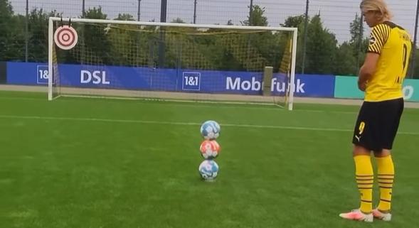 Három egymásra rakott focilabdával varázsolt a dortmundi szupertehetség