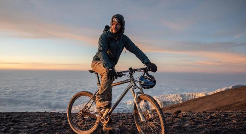 Emberfeletti teljesítmény: biciklivel hódította meg a Kilimandzsárót a magyar sportember